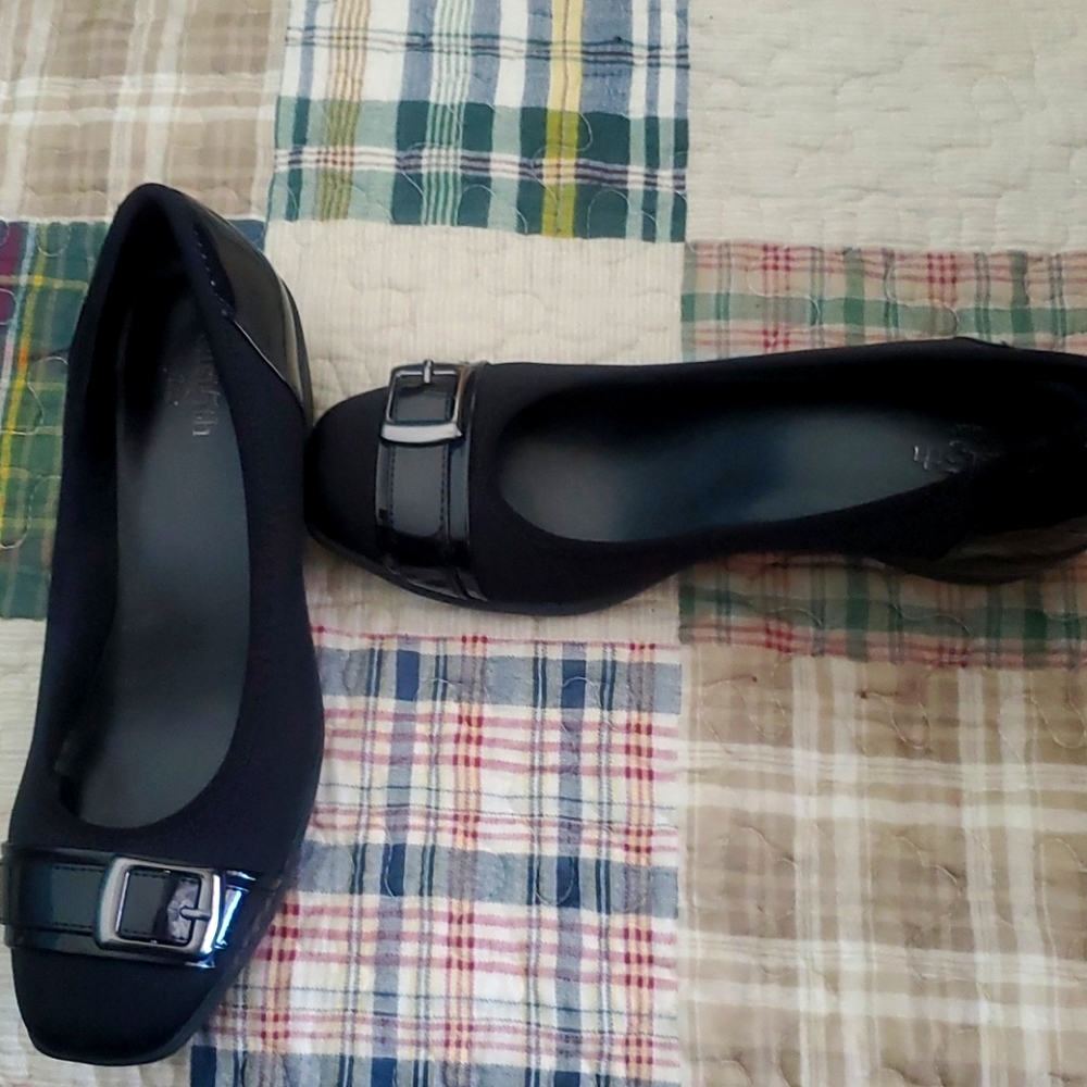 Size 8 like new. East 5th flex wedges